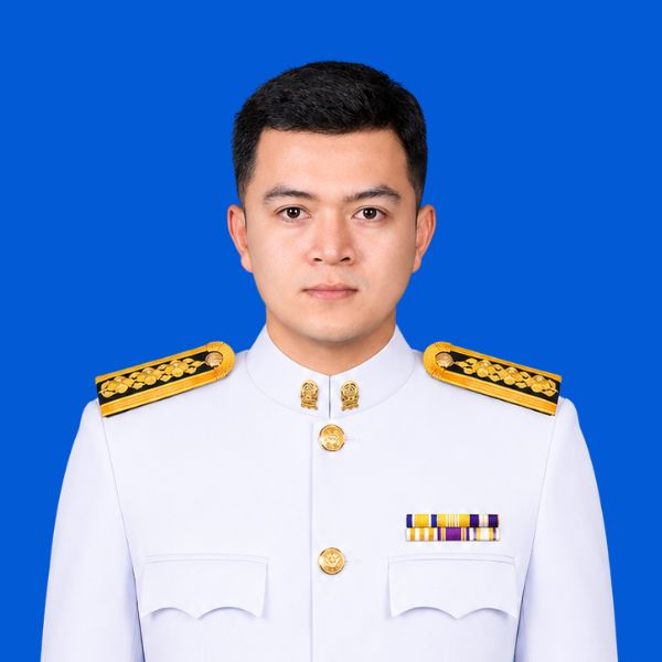 นายภูธเนศ เผือกผ่อง