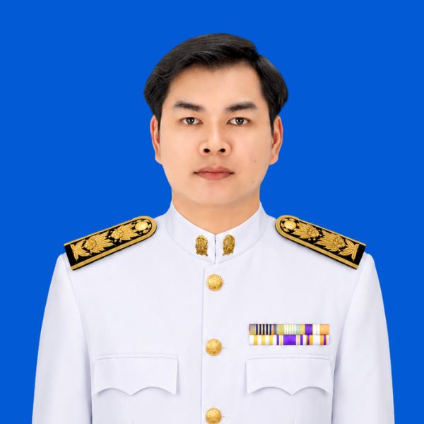 นายพีรพัฒน์ พรมแตง 